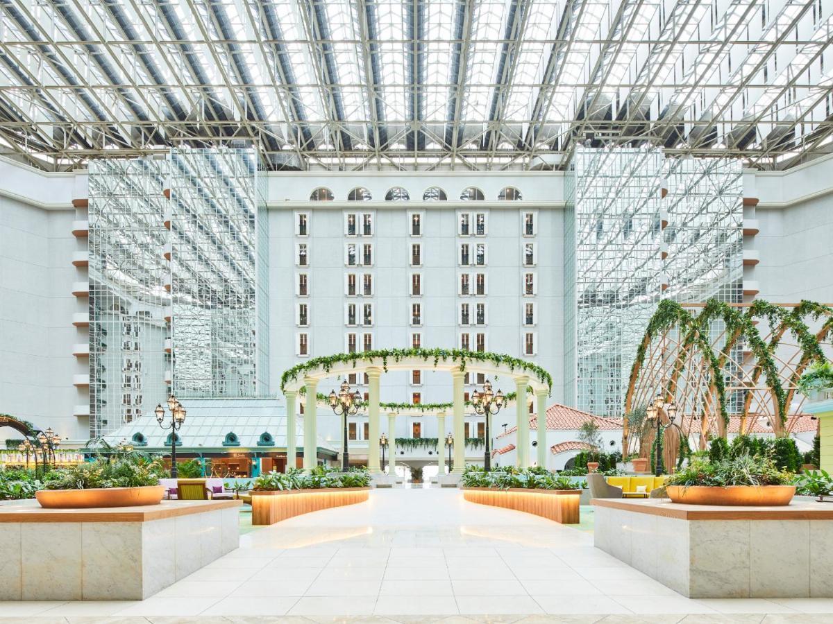 Grand Nikko Tokyo Bay Maihama Hotel Urayasu Eksteriør billede The photo shows a spacious atrium or indoor area of a building, likely a hotel or resort. The architecture features large glass panels overhead, allowing for natural light to flood the space. There are elegant decorative elements, such as arches ador