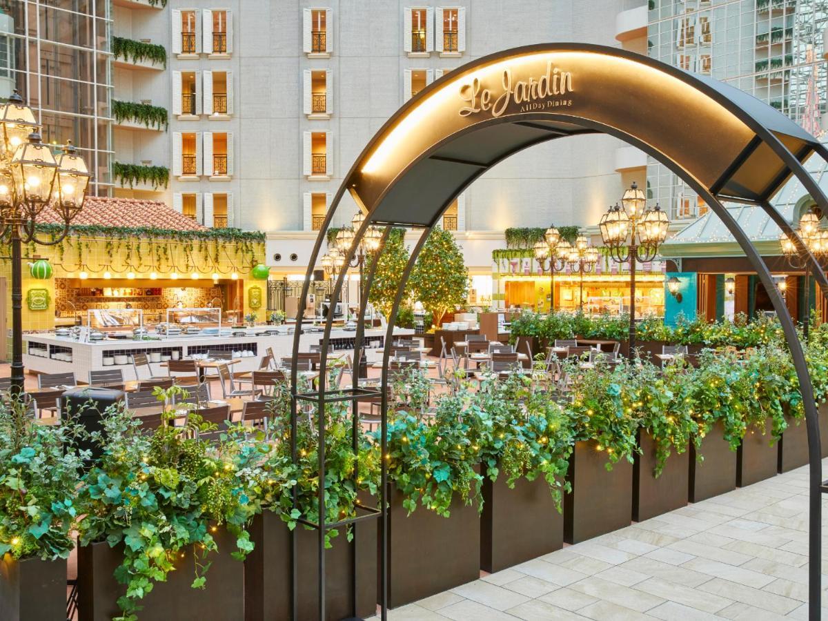 Grand Nikko Tokyo Bay Maihama Hotel Urayasu Eksteriør billede The photo shows an outdoor dining area of a restaurant named "Le Jardin." It features an archway adorned with greenery and decorative lighting. The space is filled with tables and chairs arranged neatly, surrounded by plants that create a lush enviro