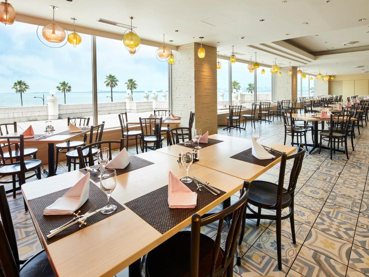 Grand Nikko Tokyo Bay Maihama Hotel Urayasu Eksteriør billede The photo shows the interior of a restaurant that features a modern and spacious design. There are numerous tables set up, each with neatly arranged table settings including napkins and utensils. The flooring has a decorative tile pattern, and large 