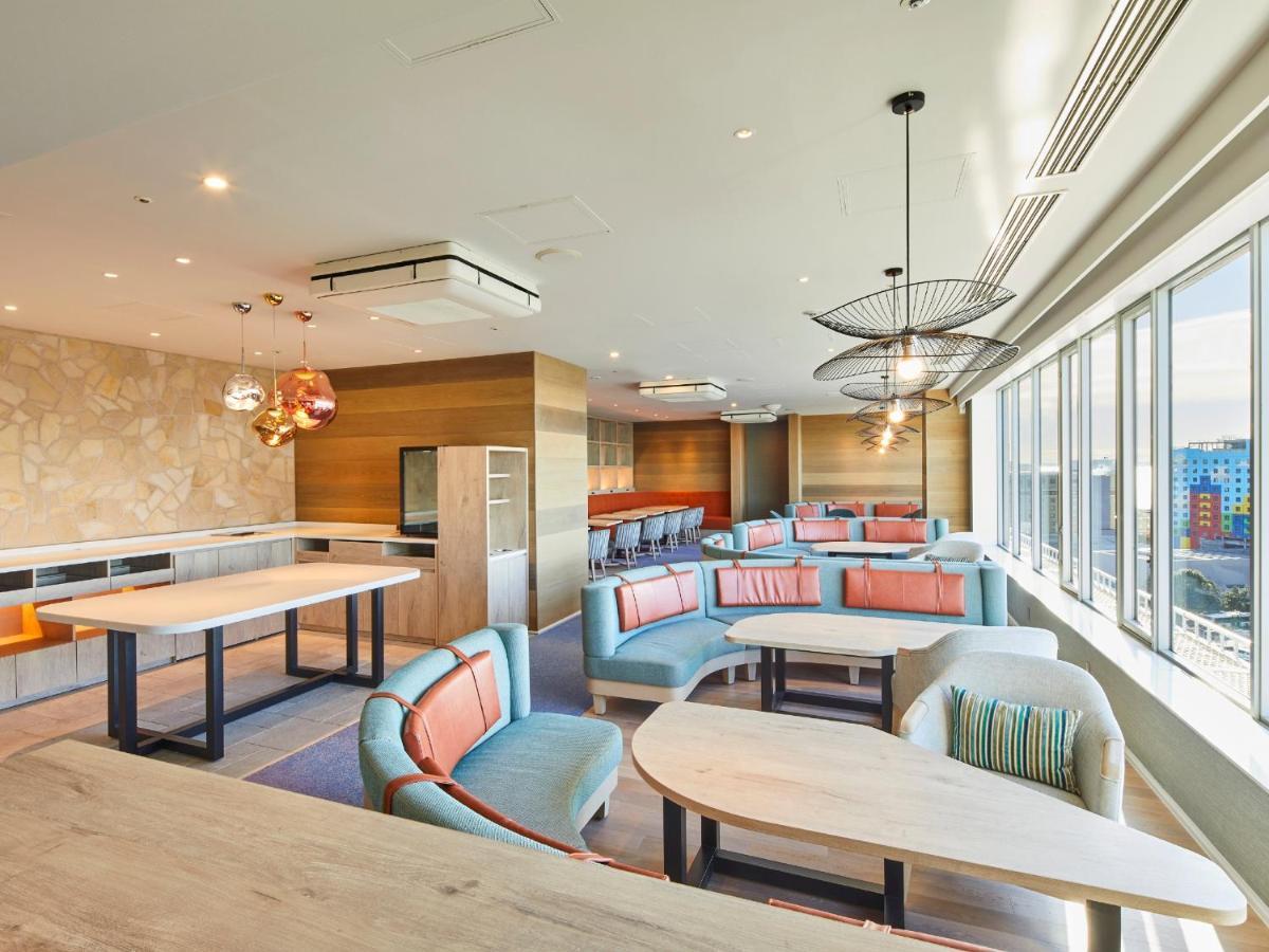 Grand Nikko Tokyo Bay Maihama Hotel Urayasu Eksteriør billede The photo shows a modern and stylish lounge or café area with large windows allowing natural light to fill the space. The interior features comfortable seating arrangements with sofas and tables, predominantly in soft colors, including shades of blue