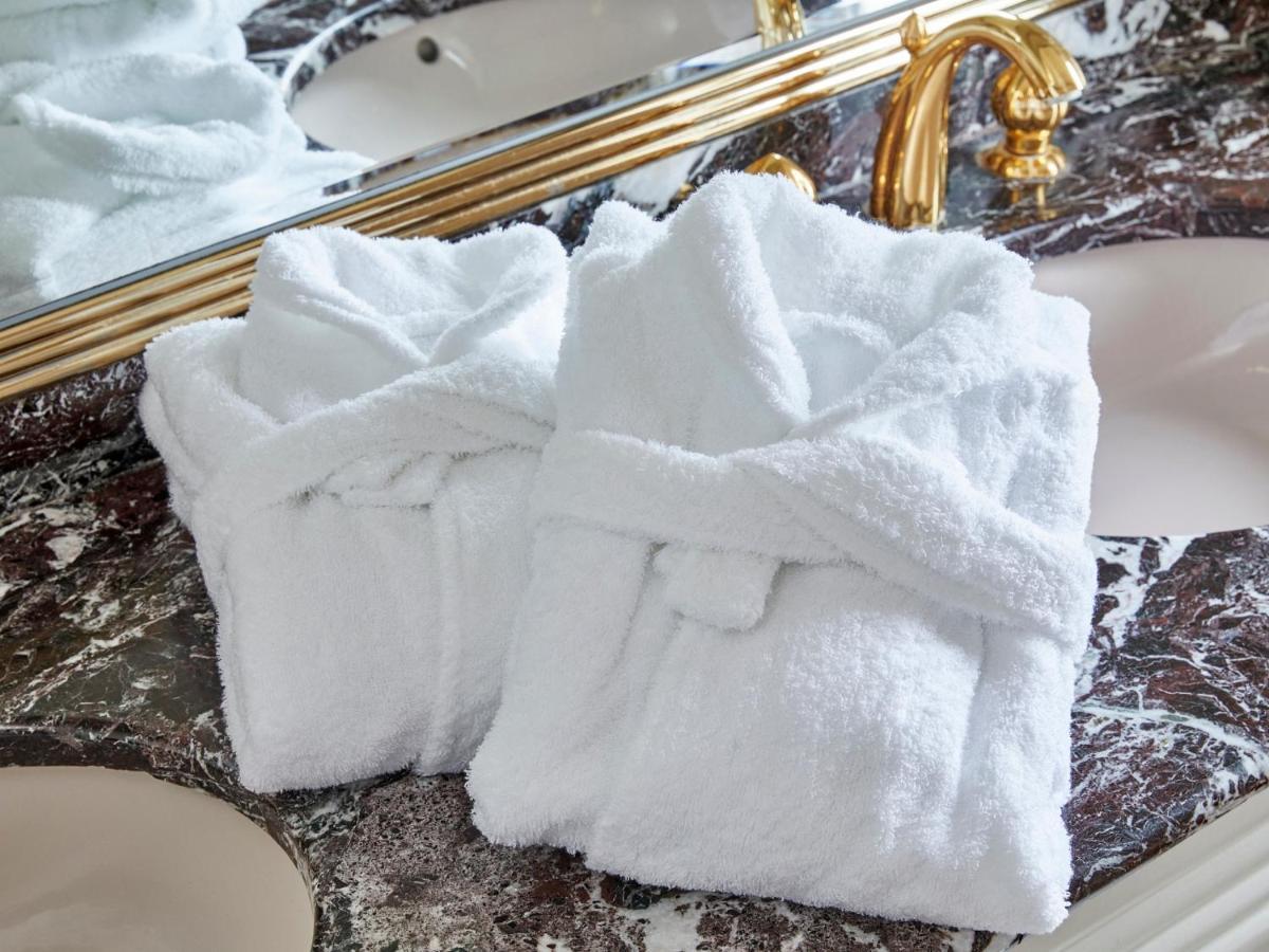 Grand Nikko Tokyo Bay Maihama Hotel Urayasu Eksteriør billede The photo shows two white bathrobes neatly folded and placed on a marble surface, likely in a luxurious bathroom setting. The bathrobes have a simple, classic design with belts tied around them. In the background, there appears to be a decorative mir