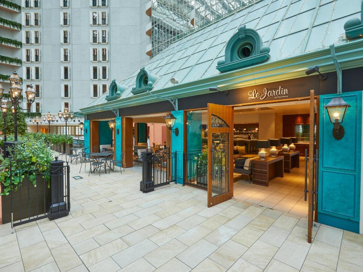 Grand Nikko Tokyo Bay Maihama Hotel Urayasu Eksteriør billede The photo shows an entrance to a restaurant named "Le Jardin." The exterior features a bright teal color with ornate details, and there are large double doors that are open, inviting guests inside. There are outdoor seating arrangements visible, alon