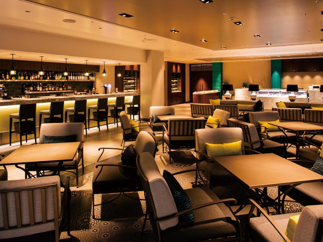Grand Nikko Tokyo Bay Maihama Hotel Urayasu Eksteriør billede The photo shows a modern, upscale lounge or bar area. It features a variety of seating options, including cushioned chairs and tables arranged for conversation. The space is well-lit, with warm lighting that creates an inviting atmosphere. In the bac